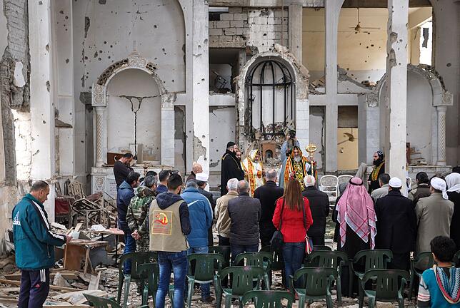 Einige wenige Christen harren in Syrien aus. In den Ruinen der Marien-Kirche in Deir Ezzor im Osten des Landes hält Patriarch Ignatius ...