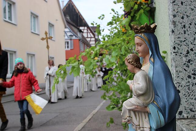 Volksfrömmigkeit kommt am Prozessionsweg zum Ausdruck.