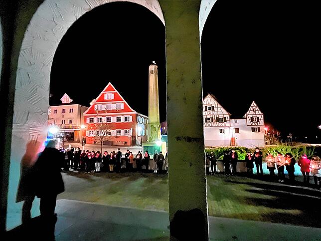 Bild 14: Tränen und Friedenslichter bei der Mahnwache in Stockach