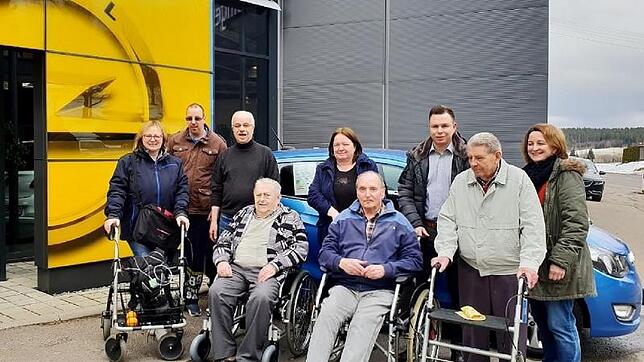 In alten Erinnerungen schwelgen: Altenheim-Bewohner aus dem Schwenninger Bürgerheim und Schüler der Fachschule für Atenpflege in ...