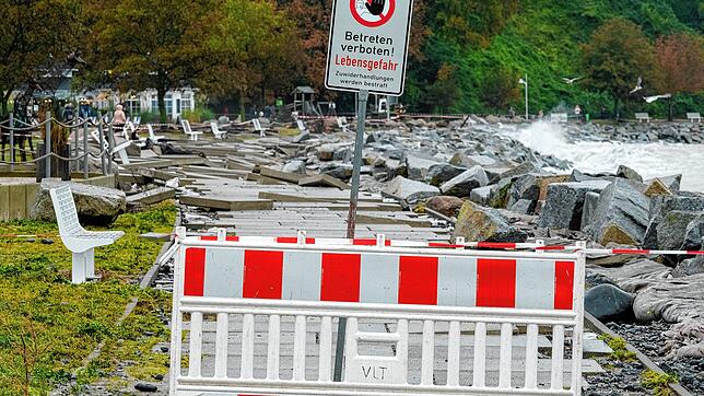 In Sassnitz in Mecklenburg-Vorpommern zeigt sich ein Bild der Verwüstung: Gehwegplatten wurden durch den Sturm in der Nacht an der ...