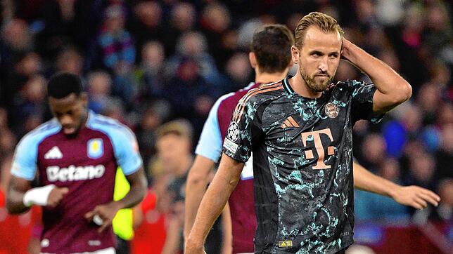 Münchens Harry Kane (r) reagiert auf die 0:1-Niederlage gegen Aston Villa.