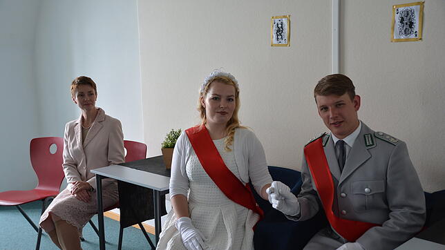 Audienz beim Monarchenpaar: Königin Doris (Doris Gerstenmayr) und König Marvin (Marvin Renz) von Drostbritannien geben sich die Ehre. Im ...