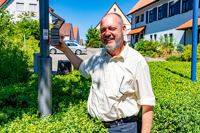 Reinhold Mayer, Dezernet für den ländlichen Raum, erklärt den QR-Code.