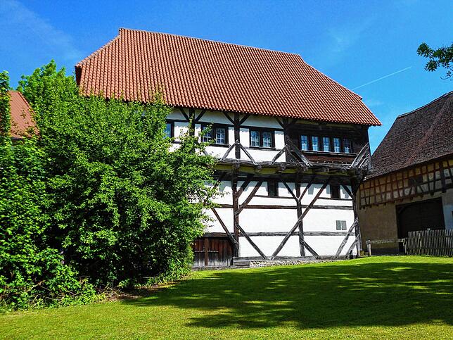 2022: Das &bdquo;Alte Haus&ldquo; strahlt in ganzer Pracht. Von Mai bis Ende Oktober hat jeweils samstags das Museum im Gebäude ...