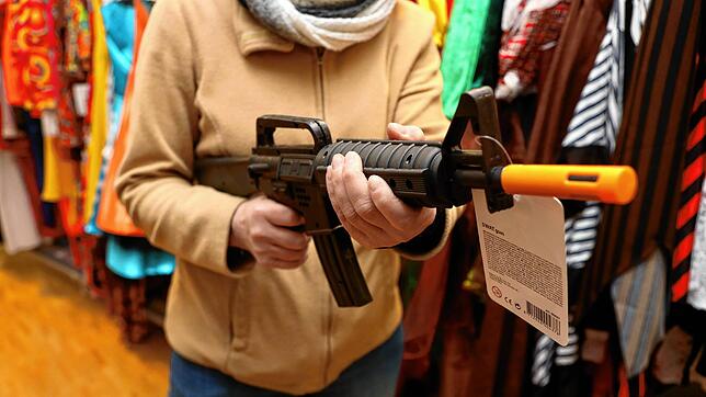 Auch in Konstanz werden Spielzeugwaffen in Fasnachtsläden verkauft, die zum gewählten Häs passen. Oft sehen diese echten Schusswaffen ...