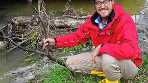 Bibermanager Fabian Gebhardt neben einem Biberbau bei Erzingen. Er ist seit 2024 Bibermanager im Landkreis Waldshut.