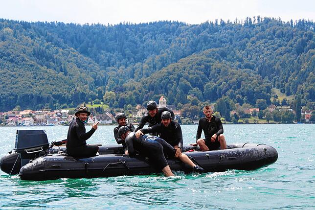 Wenige Augenblicke später sind alle vier Soldaten sicher auf dem Boot und die Übung wird erfolgreich beendet.
