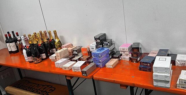 Parfüm, Champagner und Spirituosen, alles unverzollt eingeführt, haben Zollbeamte in einem Kleintransporter auf der Autobahn 96 ...