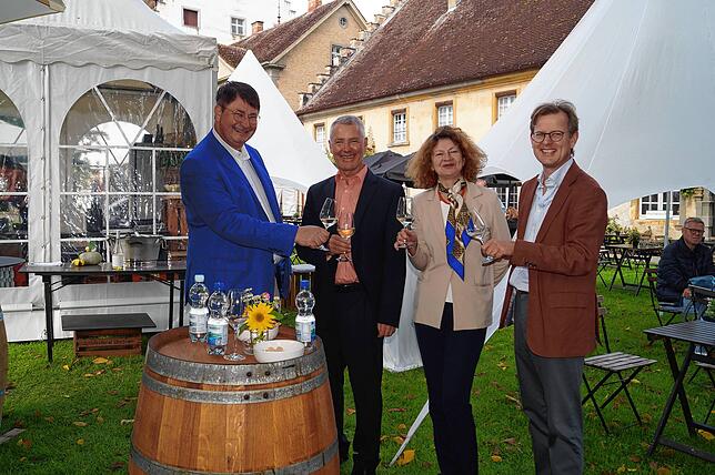 Zufrieden stoßen sie auf die erfolgreiche Kooperation der Gartenmesse Home and Garden mit der Gemeinde und dem Schloss Salem an, von ...