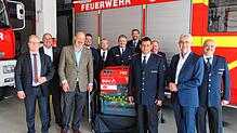 Bei der Übergabe der gespendeten Tragkraftspritze an die Freiwillige Feuerwehr der Stadt Wehr (von links): Die Vertreter der Badischen ...