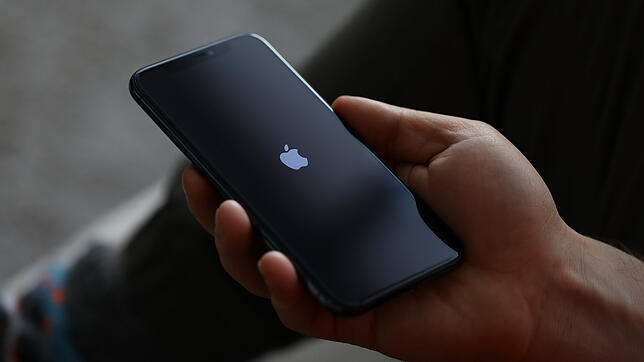 Ein Unbekannter hat eine Schlager-Moderatorin bestohlen und mit einem iPhone das Weite gesucht.