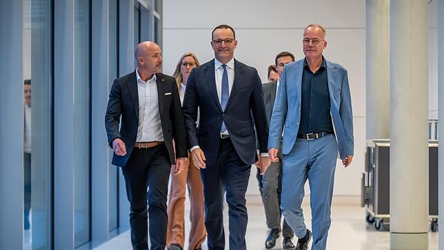 Jens Spahn (CDU, M), CDU/CSU-Fraktionsvorsitzender im Bundestag, kommt mit Mathias Miersch (r), SPD-Fraktionsvorsitzender im Bundestag, ...