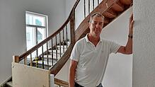 Andreas Mayer, Geschäftsführer der Immobilienfirma Gnädinger & Mayer im Treppenhaus des Südflügels.