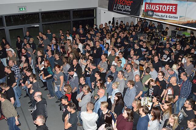 Dicht gedrängt stehen und feiern die Besucher die Hardrock-Band "Big Mama" in der rappelvollen Gemeindehalle Weiler. Bilder: Lothar Herzog
