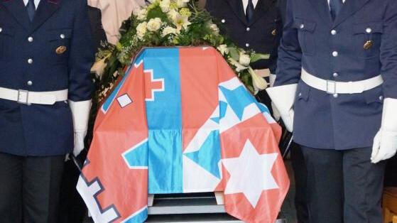 Ehrengeleit für Vinzenz Naeßl-Doms: Eine Abordnung der Feuerwehr Meersburg geleite als Sargträger den verstorbenen Burgherren zu seiner ...