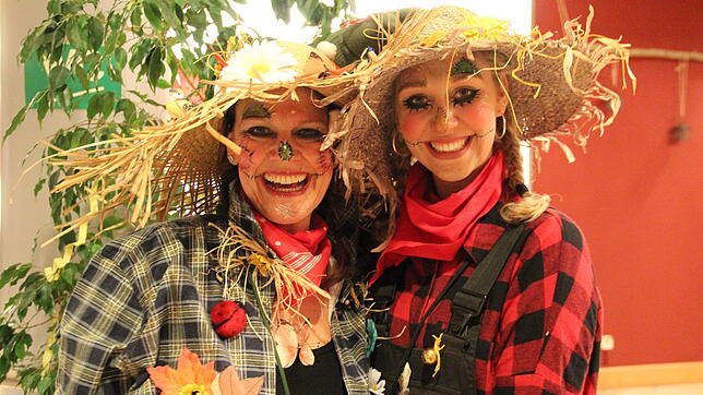 Alexandra Vetter (links) und Alissa Paschke (rechts) im stilechten Vogelscheuchenoutfit.en.