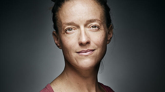 Anne Simmering singt, spielt und tanzt die Sally Bowles in "Cabaret".