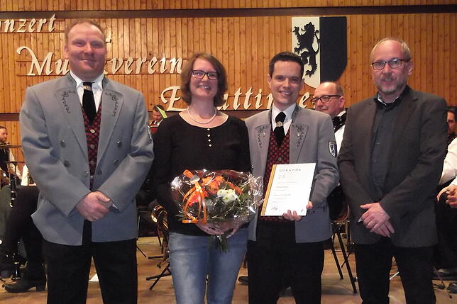 Ehrung beim Musikverein Ewattingen (von links): Karsten Metzler, stellvertretender Vorsitzender, Nadine und Florian Keller (25 Jahre ...