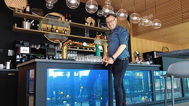 Betriebsleiter Neno Lazic freut sich auf die Eröffnung des Uferpark 57 in Überlingen und ist begeistert von dem Tresen mit virtuellem ...