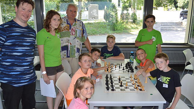 Fez-Kinder lernten im Rahmen des Ferienprogramms das Schachspiel kennen.