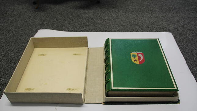 Das Goldene Buch der Stadt Friedrichshafen ist eigentlich buchhorngrün und trägt das Stadtwappen.