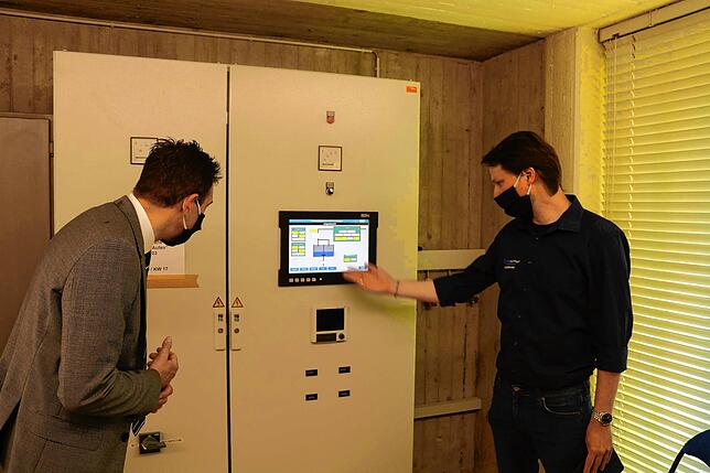 Kai Baudis (rechts) erklärt OB Erik Pauly, wie die Fernwirkanlage der Donaueschinger Wasserversorgung funktioniert.