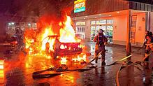 Die Feuerwehr löscht am Abend des 2. Januar 2025 ein brennendes Auto auf dem Parkplatz eines Getränkemarktes in Schwenningen. Jetzt ...