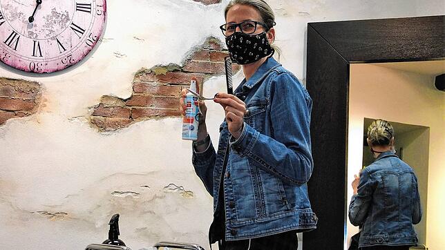 Jedes Werkzeug wird von Sandra Auer im Friseurbetrieb &bdquo;Glückssträhne&ldquo; nach jedem Haarschnitt gereinigt und desinfiziert.