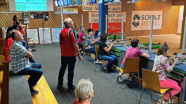 Mitglieder der Landfrauen und der Sportschützen beim gemeinsamen Treff an der modernen Schießanlage. Foto: Lioba Gut