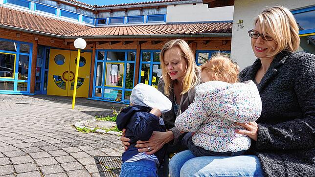 Stefanie Löffler und Rebecca Stücki (rechts) hätten gern einen Kita-Platz für ihre bald Zweijährigen im Efrizweiler Kindergarten. ...