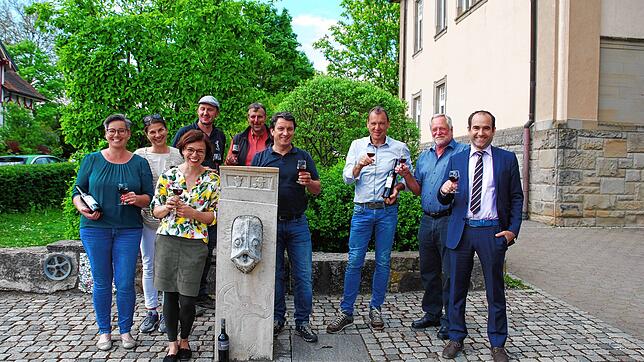 Sie sind die Macher der Erzinger Weinmesse 2022 (von links): Marlies Burger, Jeannette Indlekofer, Corina und Lorenz Keller, Martin ...