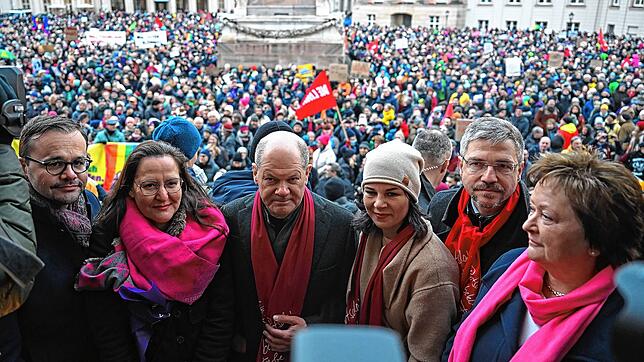 Jan Lars Redmann (l-r), Landesvorsitzender der CDU Brandenburg, Manja Schüle (SPD), Ministerin für Wissenschaft, Forschung und Kultur ...
