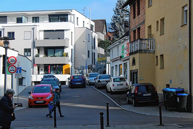 Auf Rang zwei der &bdquo;Falschparker-Hotspots&ldquo; in Markdorf rangiert die Biberacherhofstraße in der Innenstadt, die häufig auch ...