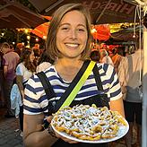 Lena Müller lässt sich die Strubede nicht entgehen. Das kulinarische Angebot auf dem Dorffest begeistert die 31-Jährige besonders.