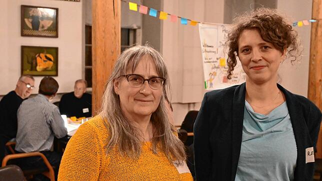 Monika Schanz (links) und Rosa Hoppe stehen federführend hinter dem Projekt. Im Hintergrund diskutiert eine Gruppe über eines der ...