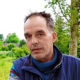 SÜDKURIER-Zusteller Roland Pantaleo möchte verhindern, dass es durch die Scherben zu Verletzungen kommt.