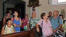In der Pfarrkirche St. Bernhard in Wald erhielten die Wanderer von Klaus Epple viele interessante Informationen über die Pfarrkirche, ...