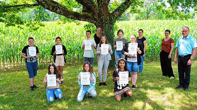 Die Streitschlichter (von links): Julian Diemke, Noemi Roth, Charlotte Stein, Carina Schnitzer, Eric Schubert, Malena Färber, Amira ...