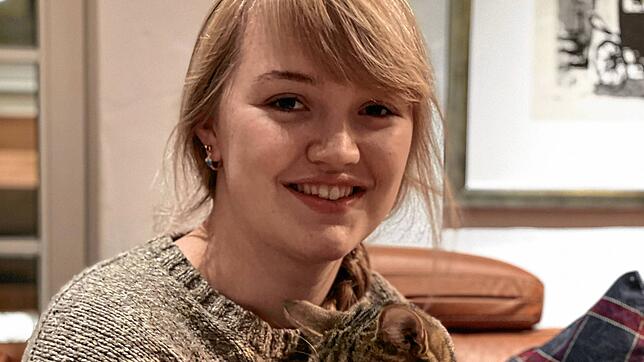 Julia-Tosca Schuler mit Kater Micki. Die Tochter von Anke Schuler hat lange unter dem Verlust der Siammischlinge gelitten, die vor einem ...