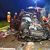 Das Auto, das sich überschlagen hat, bleibt auf dem Dach liegen. Fotos: Stefan Heimpel