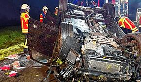 Das Auto, das sich überschlagen hat, bleibt auf dem Dach liegen. Fotos: Stefan Heimpel