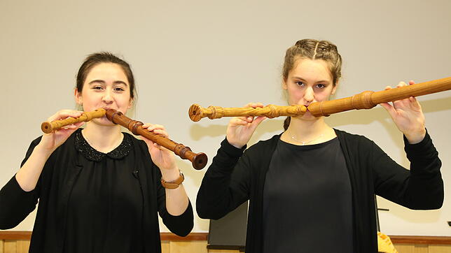 Jugend musiziert in Radolfzell: Alida Gaymann (links) und Joelle Duclaux aus Trossingen begeisterten beim Regionalwettbewerb mit einem ...