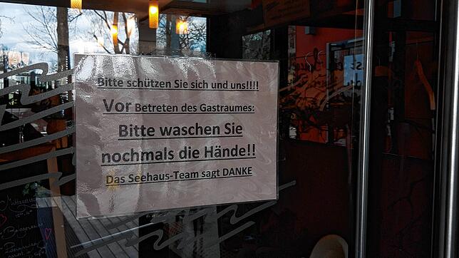 Im Gasthaus &bdquo;Seehaus&ldquo; werden die Besucher aufgefordert, vor Betreten des Gastraumes die Hände zu waschen.
