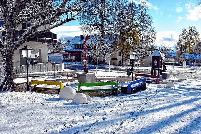 Die Bänke am Eingang zum Kurpark in Höchenschwand sind schneebedeckt.