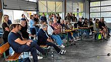 Diese Gäste informieren sich direkt vor Ort in der Werkstatt der Firma Alicke über den Nutzen von Photovoltaik-Anlagen. Foto: Oliver Alicke