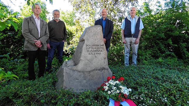 Karl Hofmann, Walter Rotzinger (von links) und Hanswalter Bögle (rechts) begleiteten Bürgermeister Stefan Kaiser zur Erinnerung an die ...