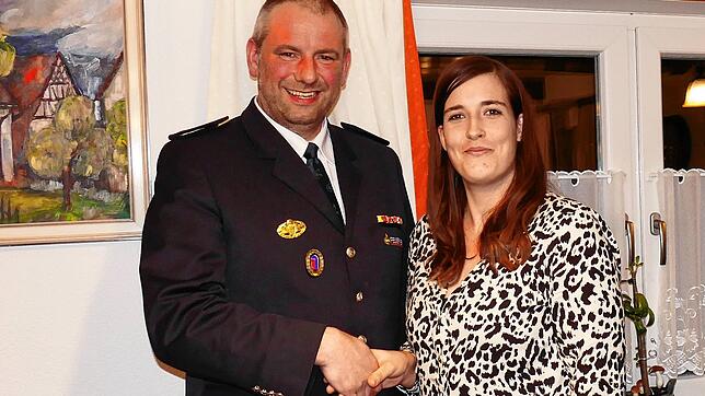 Per Handschlag wurde Theresa Schöller von Abteilungskommandant Thorsten Gulde offiziell verpflichtet: „Mit Dir haben wir unsere ...