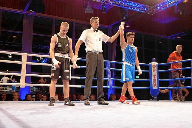 Im Kampf der Jugend bis 60 Kilogramm gewinnt Ahmet Sor (rechts) aus dem Team Süd gegen den Tschechen Matyas Makovec.
