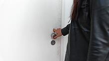 (Symbolbild) Immer wieder gelangen falsche Handwerker oder falsche Stadtwerke-Mitarbeiter in Wohnungen. Ihr Ziel: Geld, Schmuck und ...